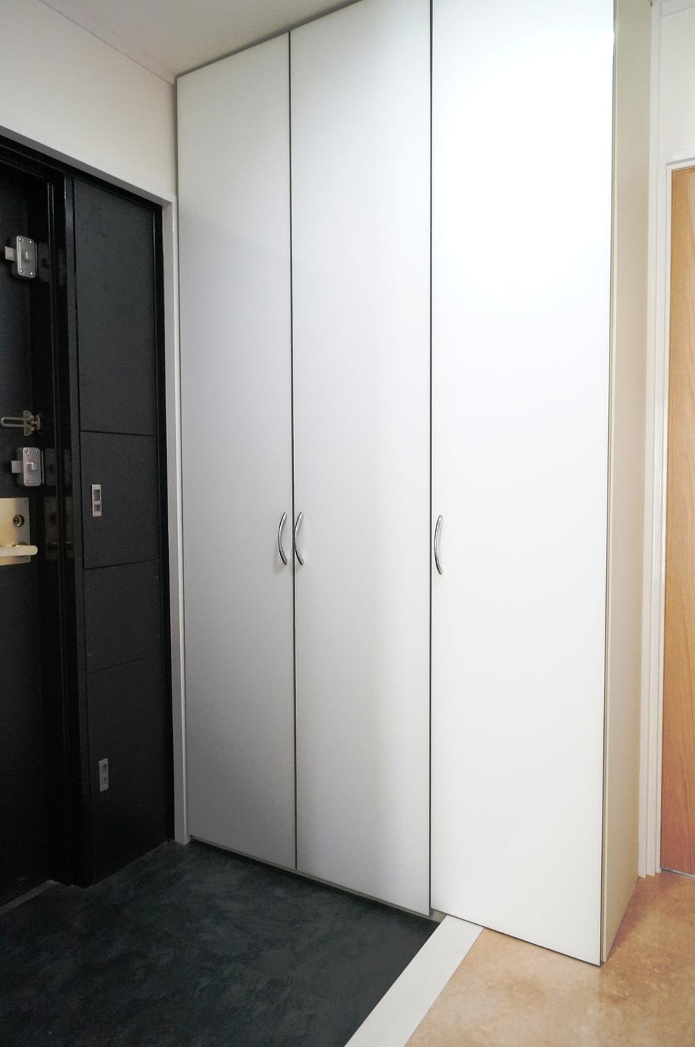 Entrance.  ■ Large shoebox-to-ceiling