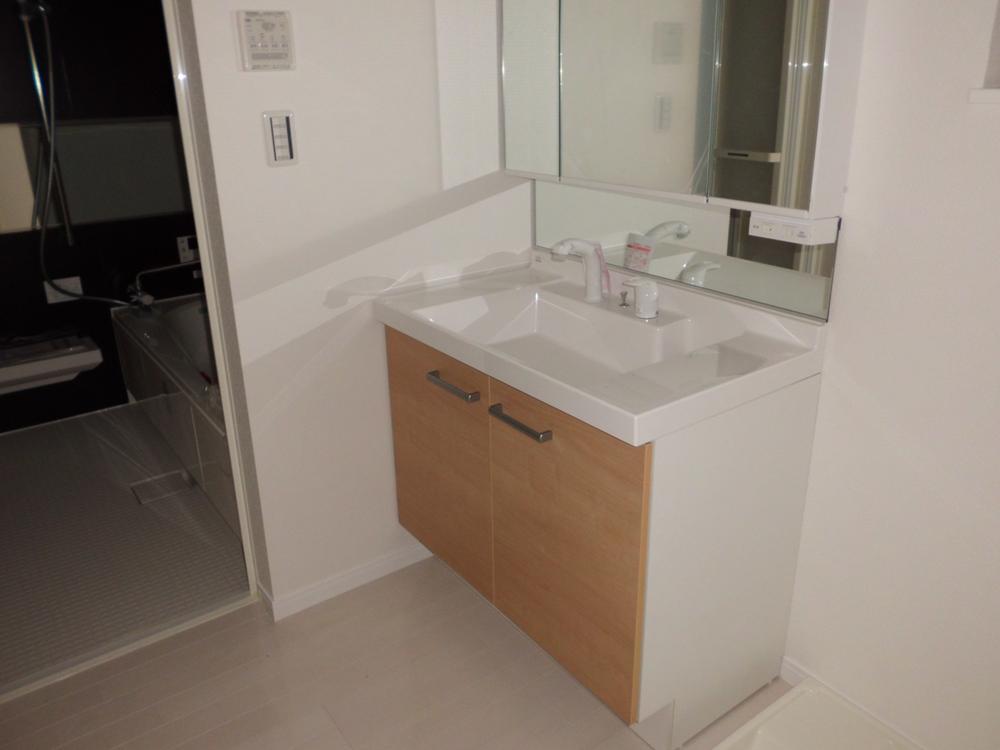 Wash basin, toilet.  ◆ B Building Washbasin with shower faucet with three-sided mirror