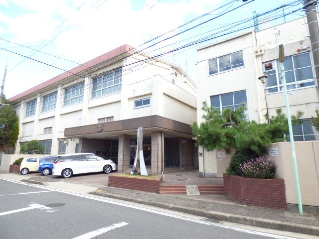 Primary school. Municipal Ino up to elementary school (elementary school) 560m