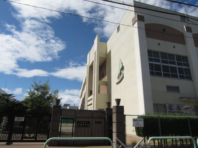 Junior high school. Municipal Nazuka until junior high school (junior high school) 710m