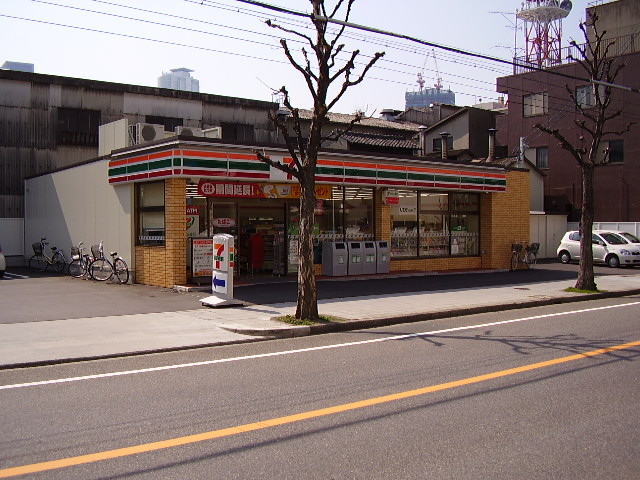 Dorakkusutoa. Seven-Eleven (drugstore) to 350m