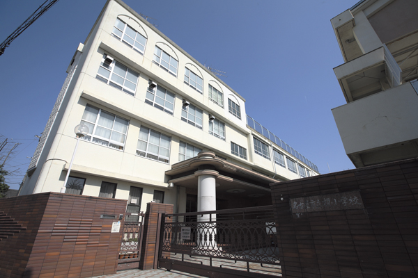 Surrounding environment. Familiar distance of less than 10 minutes' walk to Enoki elementary school. It is safe because you can attend school without passing through the large avenue of traffic (Enoki elementary school / 9 minute walk ・ About 700m)