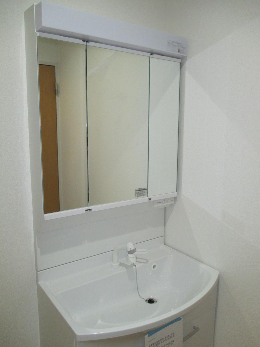 Wash basin, toilet. 2013 / 10 / 31 shooting