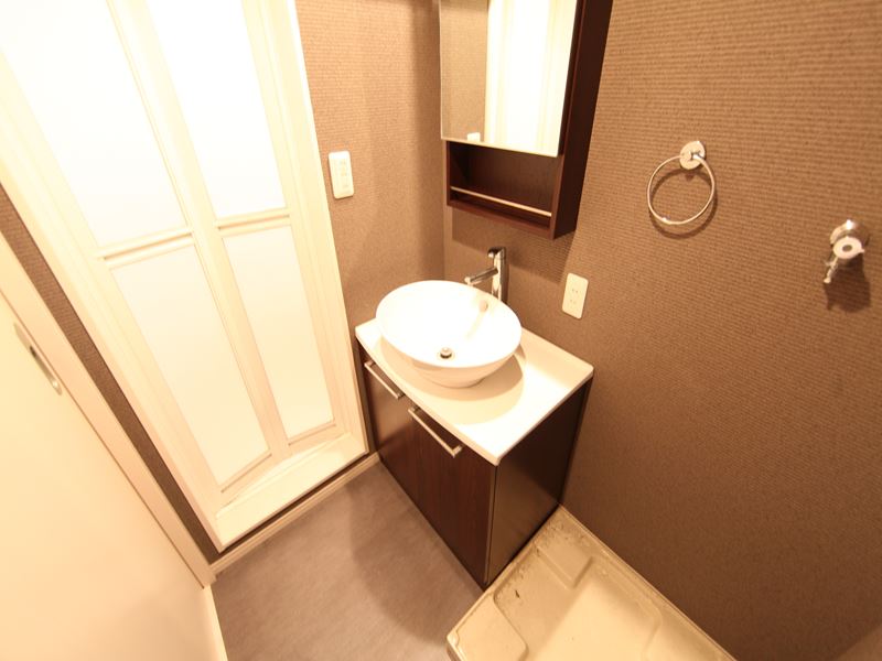 Washroom. Dressing room With separate wash basin