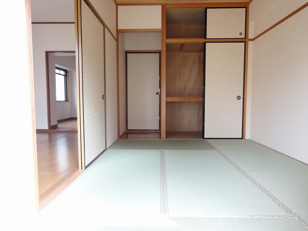 Living and room. Japanese-style room Photo is inverted by type Room No.