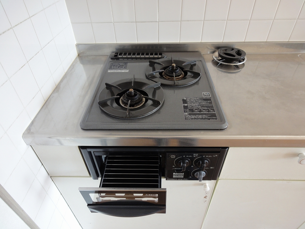 Kitchen. Two-burner stove with grill