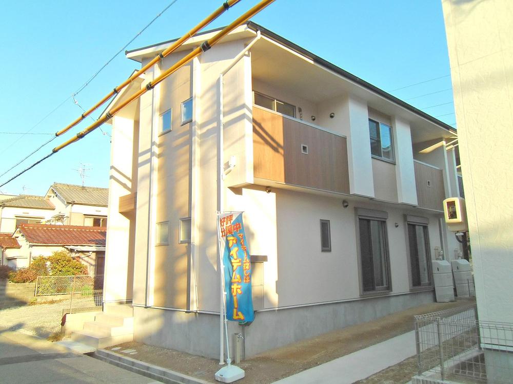 Local appearance photo. Front road spacious!