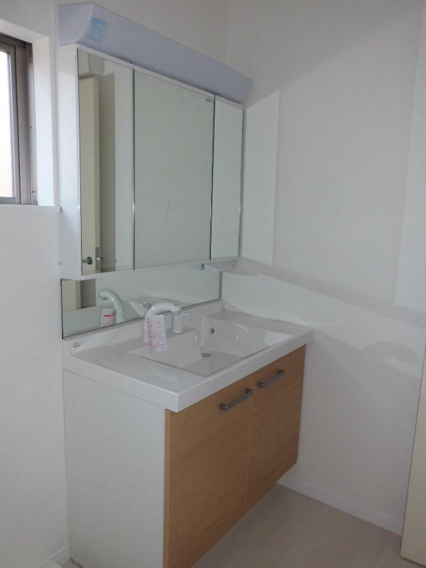 Wash basin, toilet. Three-sided mirror vanity of wide 90cm
