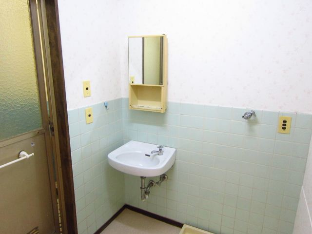 Washroom. Wash basin