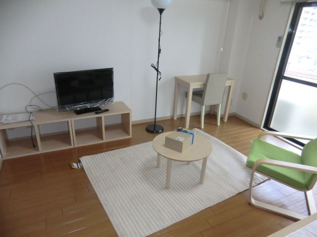 Living and room. Spacious is an 8-tatami room.