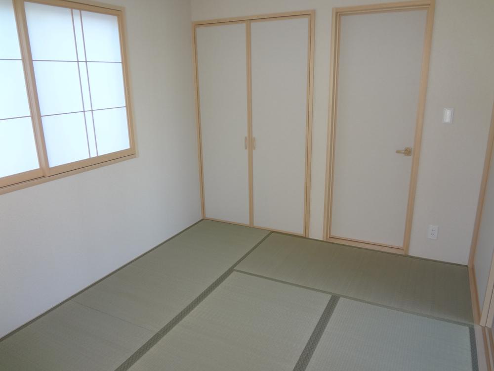 Non-living room. Also there convenient Japanese-style room at the time of visitor