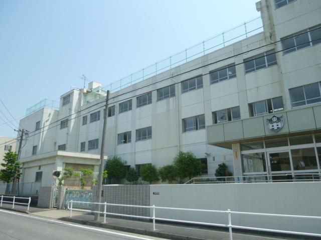 Junior high school. 1300m to Nagoya Municipal Yamadahigashi junior high school