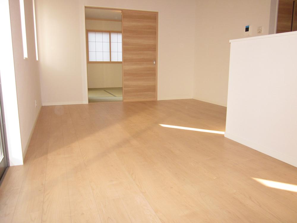 Living. Since it has connected to the Japanese-style room, You can use spacious and comfortable.