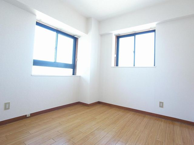 Living and room. Western-style room is bright atmosphere has two windows. 