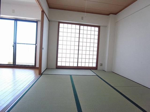 Living and room. Warm is a Japanese-style room. 