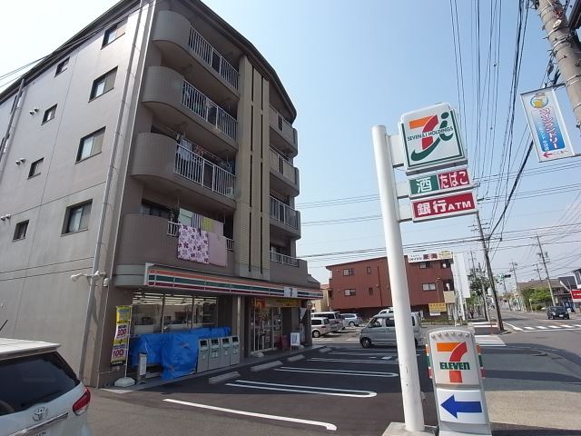 Convenience store. 190m to Seven-Eleven (convenience store)