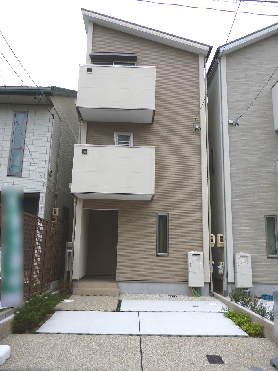 Local appearance photo. Three-storey!
