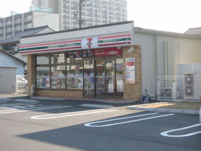 Convenience store. 260m to Seven-Eleven (convenience store)