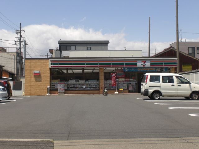 Convenience store. 420m to Seven-Eleven (convenience store)