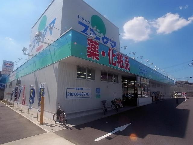 Drug store. Drag Sugiyama until Koseitori shop 1032m