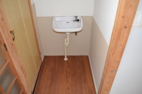 Other room space. Washbasin