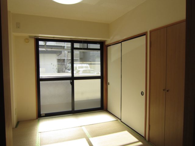 Living and room. It will calm the Japanese-style room. 