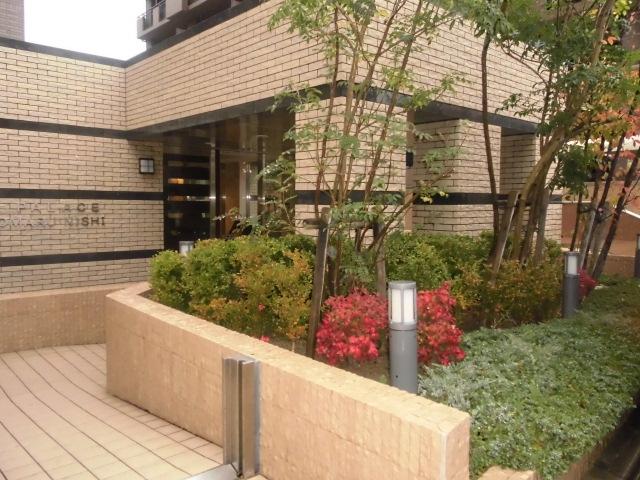 Entrance. Entrance also say that the face of the apartment there is a profound planting has been cleanly selection. It is equipped with a slope, It is convenient to the transportation of the bicycle from the stroller and the building in the. (December 2013) Shooting