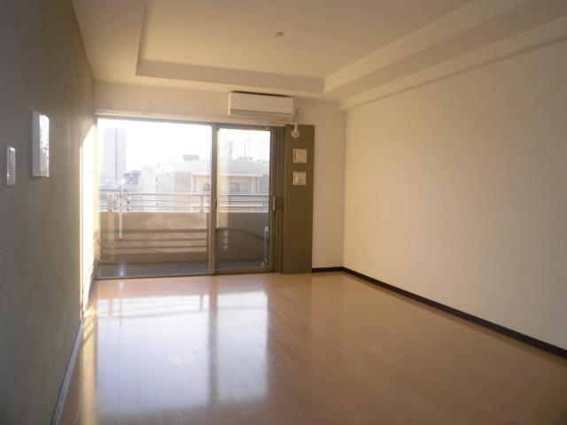 Living. The arrangement of the furniture is easy to 12.6 mats of Vertical Living. High sound insulation double floor, Adopt a double ceiling. (December 2013) Shooting