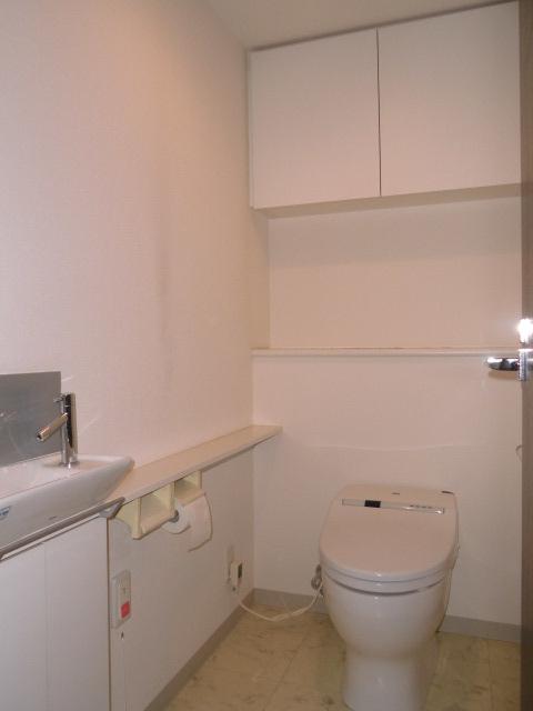 Toilet. It comes with a toilet and hand-washing counter or hanging cupboard of tank-less wind. (December 2013) Shooting