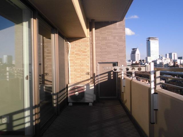 Balcony. South balcony. Because it is blocked with concrete the next dwelling unit, Looking is not worried. (December 2013) Shooting