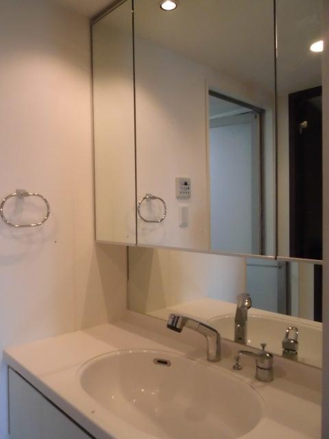 Wash basin, toilet. Wash basin with anti-fog heaters triple mirror. Back of the height of the child also comes with mirror. (December 2013) Shooting