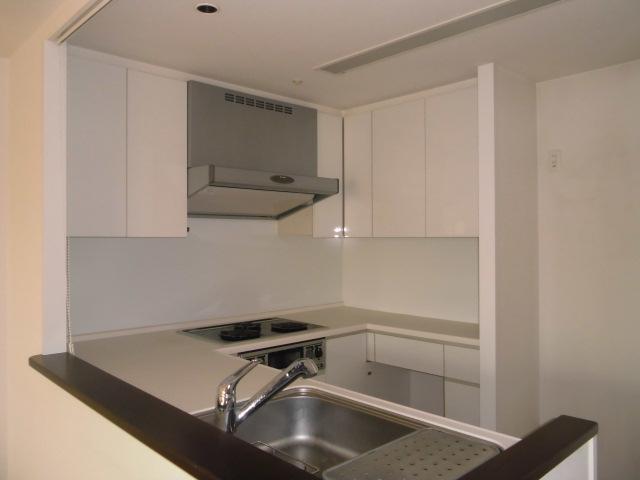 Kitchen. Wide cooking space kitchen. Storage is also rich in hanging cupboard comes with lever latch of earthquake-resistant type. Range hood is equipped with the current plate that effectively suck the air. (December 2013) Shooting