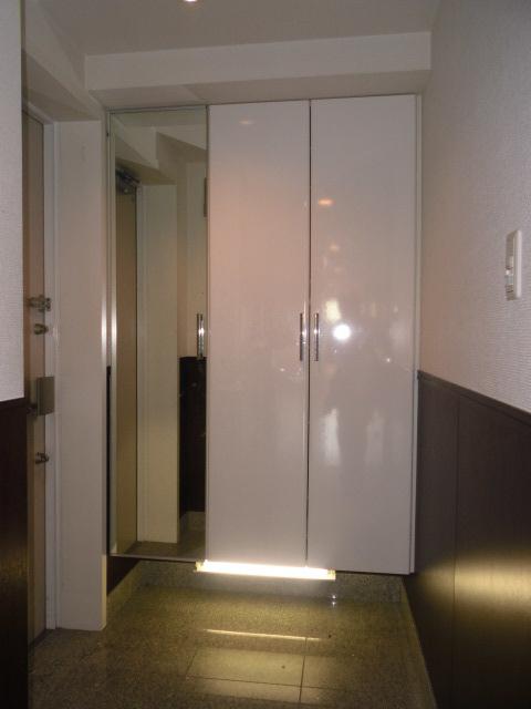 Entrance. Entrance to full-length mirror is attached. Space beneath the shoes cloak is useful as a space to put things. (December 2013) Shooting