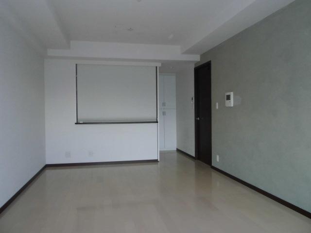 Living. It comes with roll curtain and partition to hide the kitchen at the time of a sudden visitor. (December 2013) Shooting