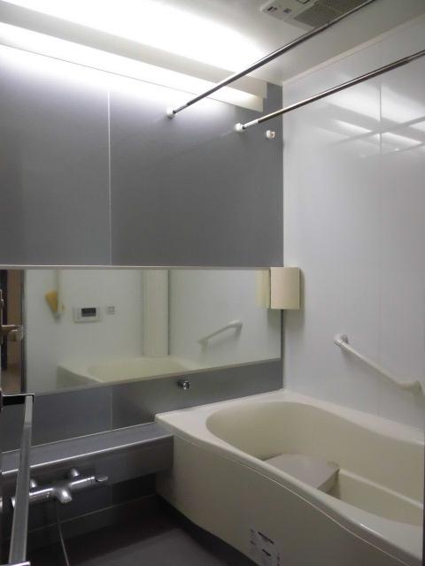 Bathroom. 1418 Bathroom. Bathroom is with a heating dryer. Low-floor unit bus. It comes with a half-length bath seat board. (December 2013) Shooting