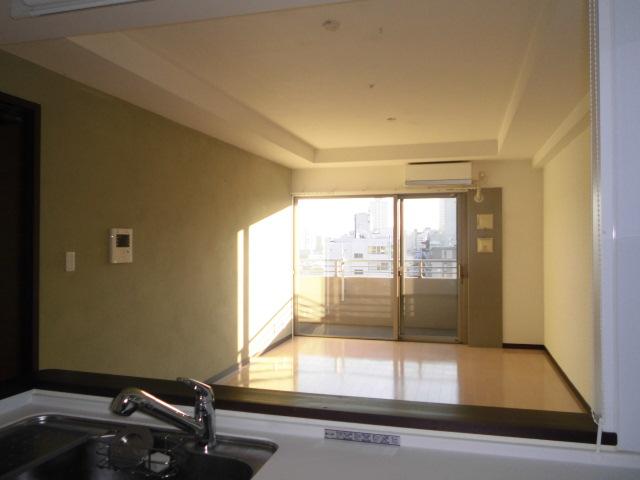 Living. Living-dining taken from the kitchen. You can family and communication kitchen work. (December 2013) Shooting