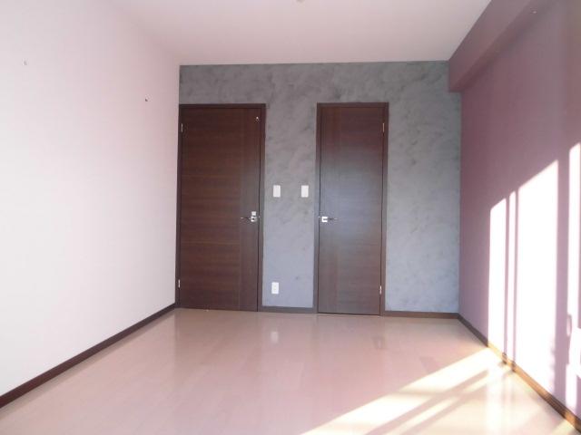 Non-living room. Spacious living room. This movie was shot at the winter solstice of 14. Right door has led to the walk-through closet. (December 2013) Shooting