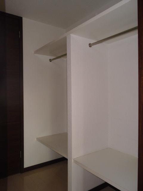 Receipt. Walk-through closet. It comes with shelves up and down, It can be stored up to every corner. (December 2013) Shooting