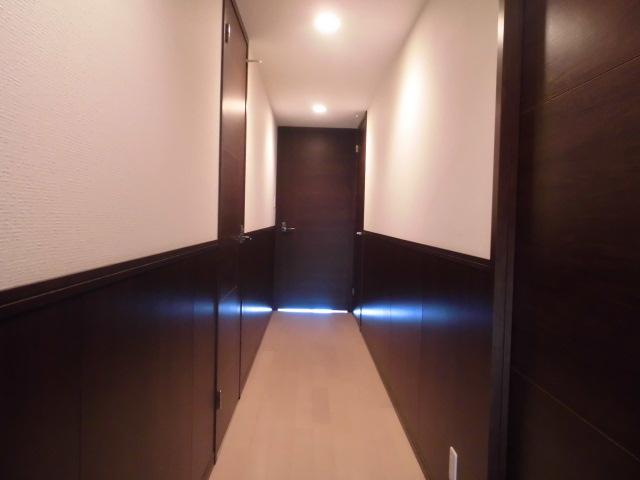 Other introspection. Corridor is not the entire cross-covered, Use the same fittings and the door to the height of the waist. There is a sense of unity and a sense of luxury. (December 2013) Shooting