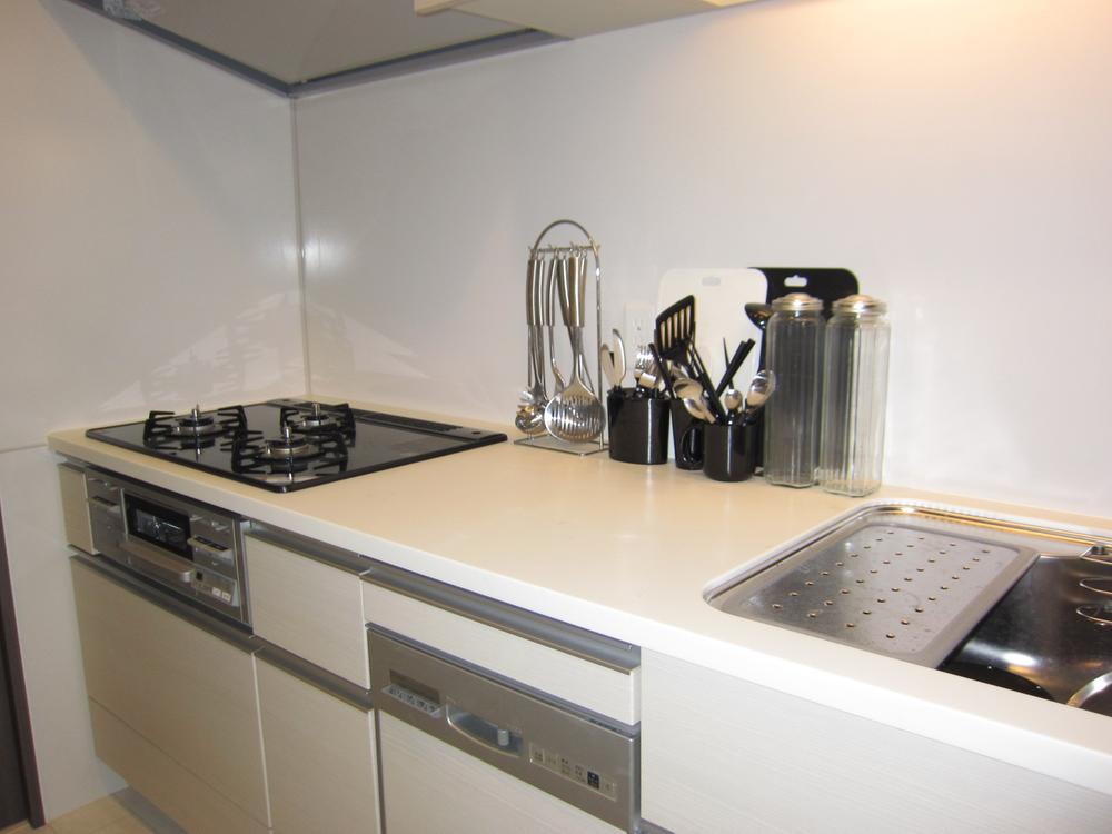 Kitchen. We photographed the kitchen. (10 May 2011) Shooting ※ Dish washing dryer ・ Water purifier is the standard equipment. (10 May 2011) Shooting