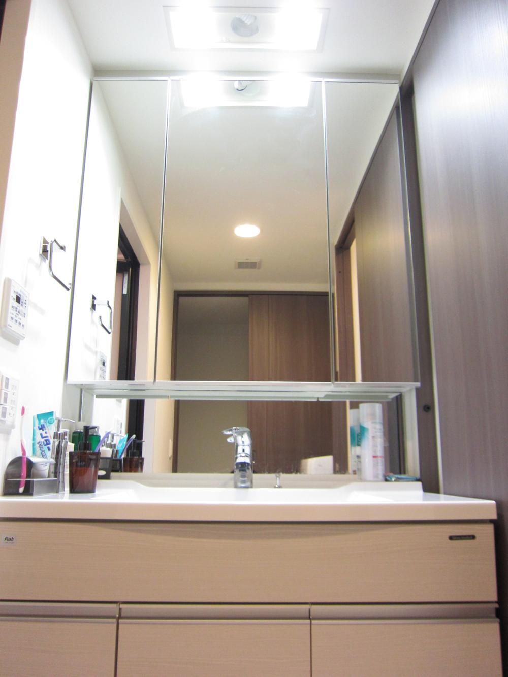 Wash basin, toilet. We photographed the wash basin. (10 May 2011) ※ Shooting storage is also rich washroom.