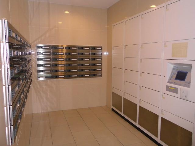 Other. Courier box and set post. Delivery box can receive the luggage even at the time of absence, Convenient.