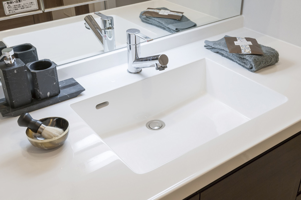 Bathing-wash room.  [Integrated basin counter] There is no seam, Looks and clean, It is vanity of easy-care integrated. Storage space of the health meter is provided in the foot (same specifications)