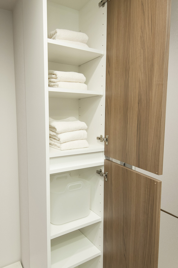 Bathing-wash room.  [Linen cabinet] A high frequency of use in the wash room, Convenient linen cabinet that can be stored and towels have been installed (same specifications)