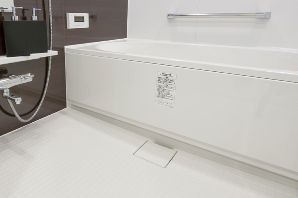 Bathing-wash room.  [Low-floor bathtub] So that you can easily use in the elderly and children with anxiety in the legs, Low-floor bathtub with reduced height to about 45cm of the crossing has been adopted (same specifications)