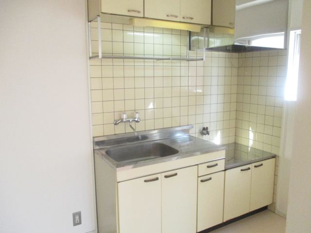 Kitchen. Gas stove is can be installed in the kitchen