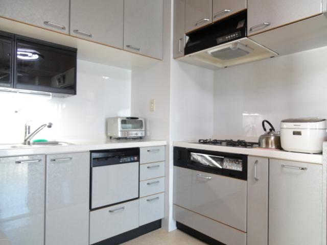 Kitchen. L-shaped kitchen