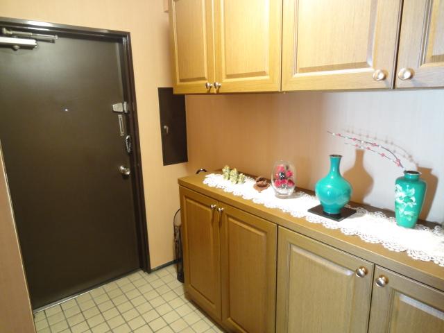 Entrance. Cupboard at the door, Compartment Yes