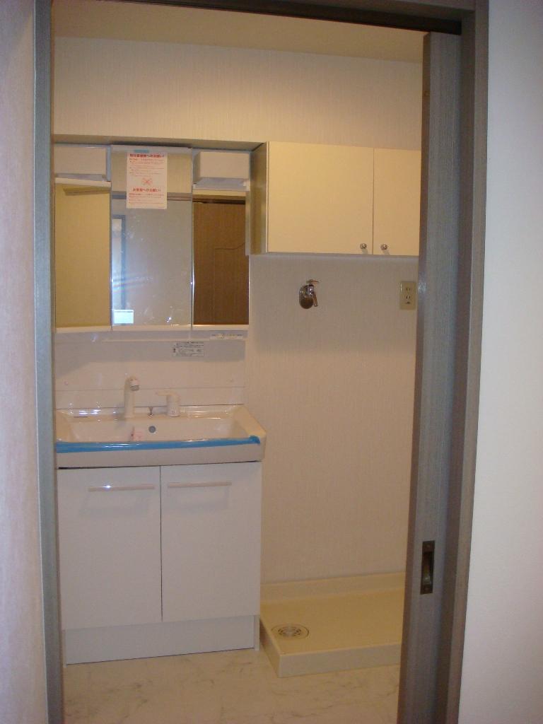 Wash basin, toilet. Wash