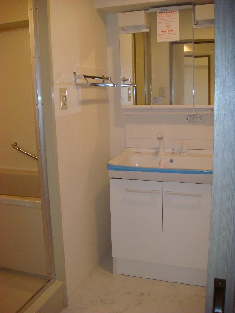 Wash basin, toilet. Wash